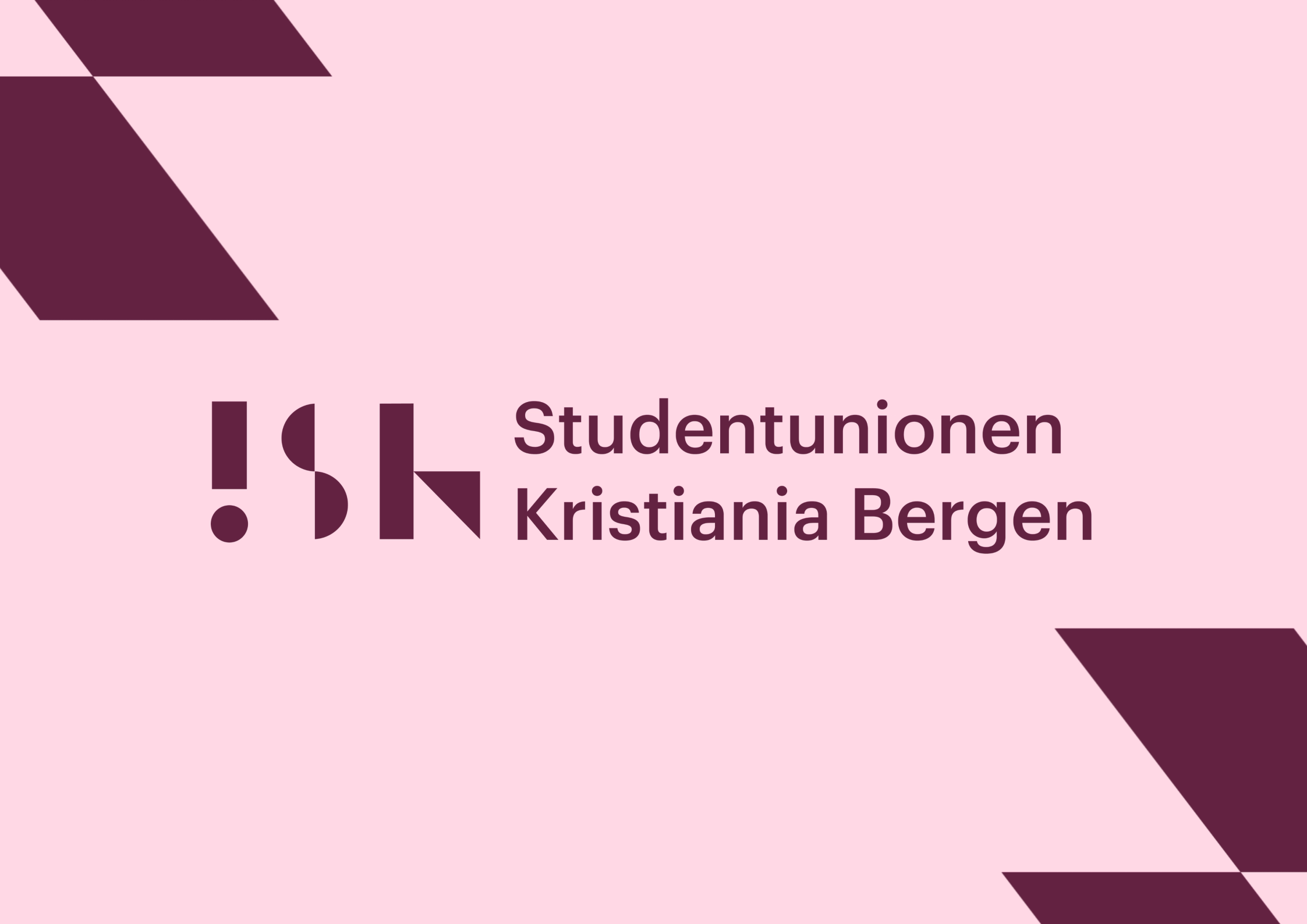 Logo for Studentunionen Kristiania Bergen med mørkelilla geometriske former og tekst på lys rosa bakgrunn.