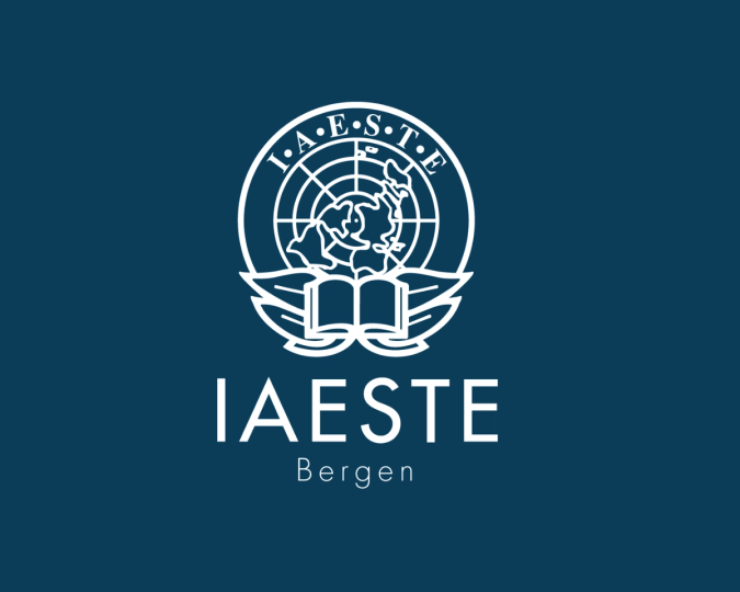 Logoen til IAESTE Bergen med en hvit illustrasjon av en globus og en åpen bok på mørk blå bakgrunn, og teksten «IAESTE Bergen» under symbolet.