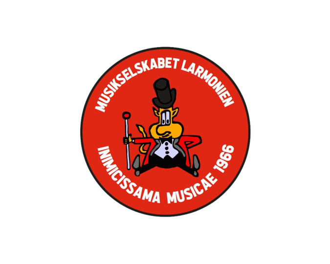 Rund, rød logo med en tegnet figur av et dyr i smoking og flosshatt som sitter med en stav, omgitt av hvit tekst som sier «MUSIKSELSKABET LARMONIEN INIMICISSAMA MUSICAE 1966».