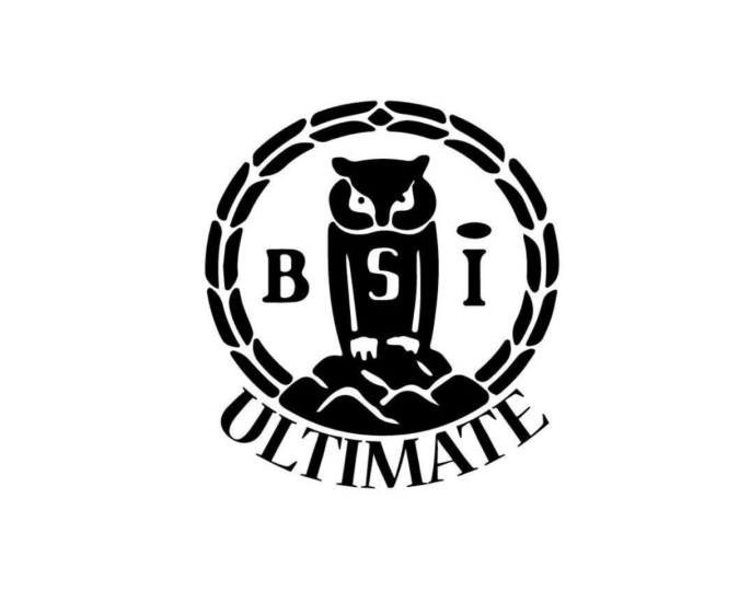 Svart-hvitt logo med en stilisert ugle som sitter på en stein omgitt av en laurbærkrans, med bokstavene «B S I» rundt uglen og teksten «ULTIMATE» under.