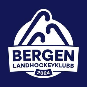 Logo for Bergen Landhockeyklubb med stiliserte landhockeykøller som danner fjellformer over klubbnavnet og årstallet 2024 på mørk blå bakgrunn.