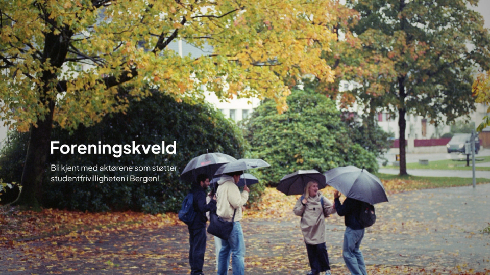 En gruppe studenter står ute under paraplyer en regnfull høstdag omgitt av trær med gule blader, med teksten «Foreningskveld – Bli kjent med aktørene som støtter studentfrivilligheten i Bergen!» til venstre i bildet.