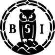 Svart-hvitt logo som viser et stilisert dyr som sitter på en stein omgitt av en laurbærkrans, med bokstavene B, S og I plassert rundt figuren.