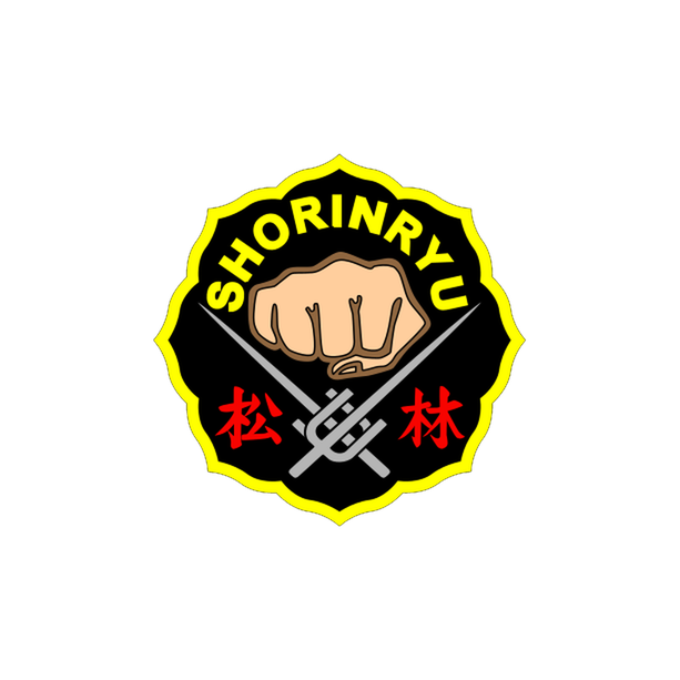 Logo for kampsportstilen Shorin Ryu med en knyttneve i midten, to kryssede sverd under og japanske tegn i rødt på svart bakgrunn omgitt av en gul kant.