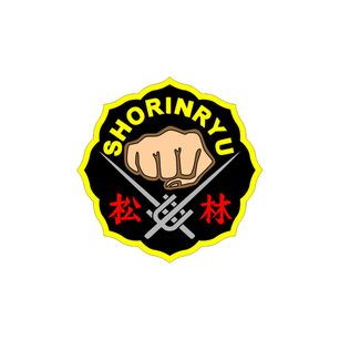 Logo for kampsportstilen Shorin Ryu med en knyttneve i midten, to kryssede sverd under og japanske tegn i rødt på svart bakgrunn omgitt av en gul kant.
