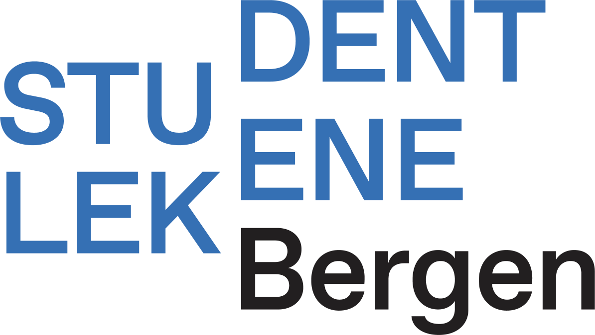 Logo med teksten «Studentene Lek Bergen» i blå og mørkegrå bokstaver på svart bakgrunn.