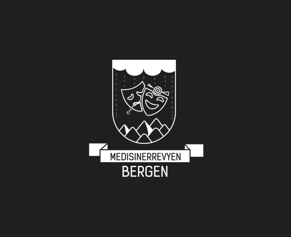Logo for Medisinerrevyen Bergen med to teatermasker, fjell og regndråper i et skjold på svart bakgrunn, med teksten «MEDISINERREVYEN BERGEN» under.