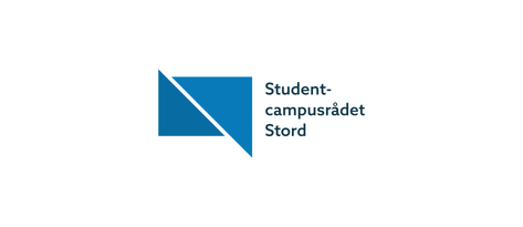 Logoen til Studentcampusrådet Stord med en blå geometrisk form til venstre og navnet skrevet med mørk blå, pikselert tekst til høyre på hvit bakgrunn.