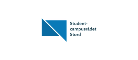 Logoen til Studentcampusrådet Stord med en blå geometrisk form til venstre og navnet skrevet med mørk blå, pikselert tekst til høyre på hvit bakgrunn.