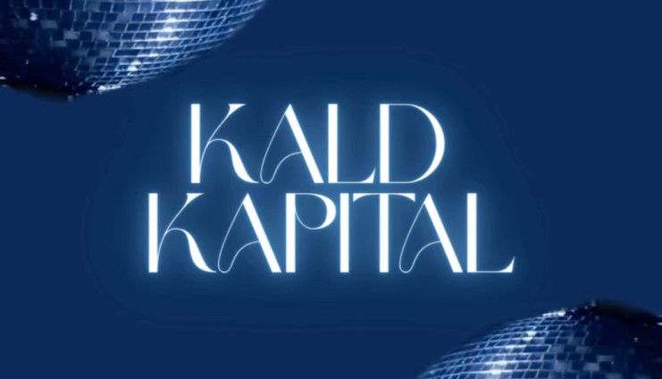 Blå plakat med teksten «Kald kapital» i hvit, elegant typografi, omgitt av reflekterende diskokulemønstre i hjørnene.