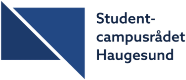 Logo for Studentcampusrådet Haugesund med et blått geometrisk flaggformet symbol til venstre og navnet skrevet i mørk blå tekst til høyre.