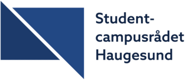 Logo for Studentcampusrådet Haugesund med et blått geometrisk flaggformet symbol til venstre og navnet skrevet i mørk blå tekst til høyre.