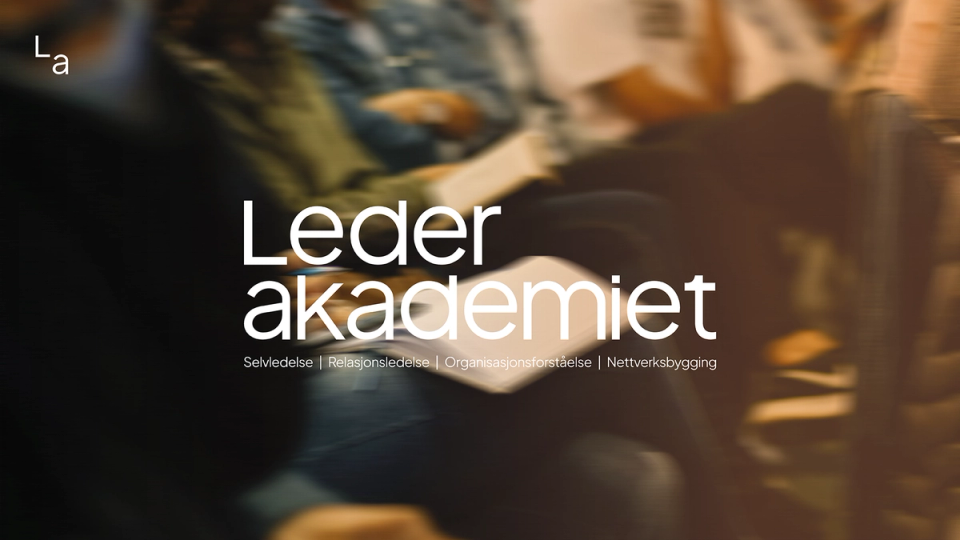 Uskarp bakgrunn av mennesker som sitter og skriver i notatbøker, med stor hvit tekst over som sier «Lederakademiet» og undertekstene «Selvledelse | Relasjonsledelse | Organisasjonsforståelse | Nettverksbygging».