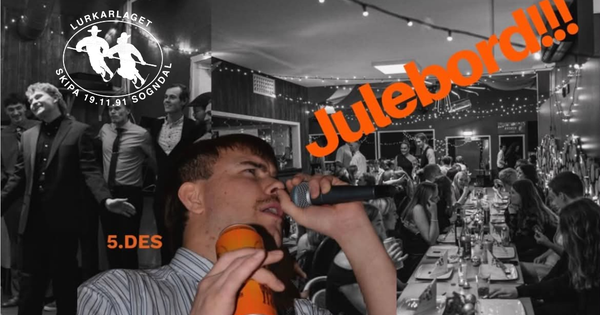 Svart-hvitt festbilde med en ung mann som synger i mikrofon foran et langbord fullt av gjester, med teksten «Julebord!!!», «5. DES» og Lurkarlaget-logoen i oransje og hvitt.