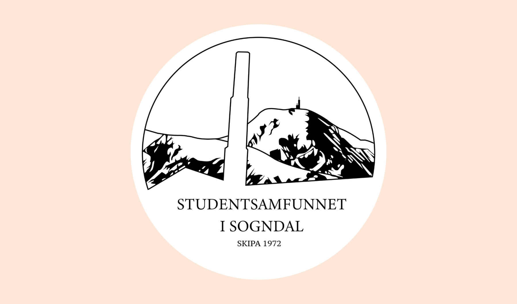 Logo for Studentsamfunnet i Sogndal med stilisert illustrasjon av fjellandskap og en høy søyle i forgrunnen, samt teksten «STUDENTSAMFUNNET I SOGNDAL – SKIPA 1972».