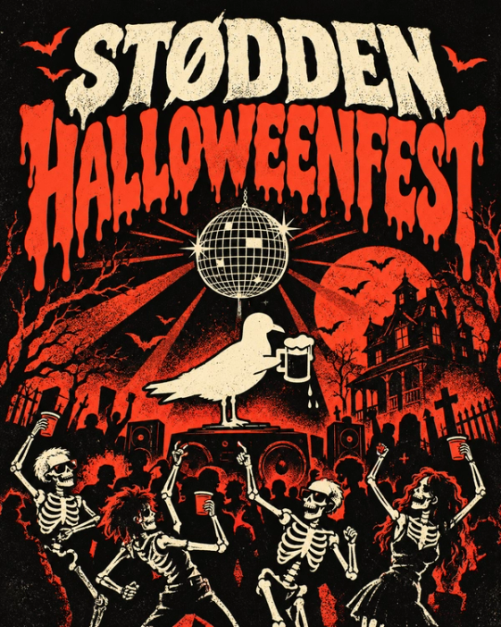 Illustrert plakat med teksten «Stødden Halloweenfest», der dansende skjeletter, en øldrikkende måke og en diskokule er omgitt av flaggermus, gravstøtter og et hjemsøkt hus i rødt, svart og kremhvitt.