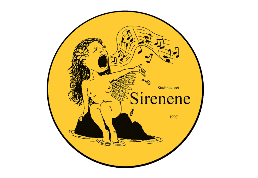 Gul logo for studinekoret Sirenene med en tegnet, syngende havfruelignende kvinne som sitter på en stein med vinger på ryggen, musikalske noter som strømmer ut av munnen hennes og teksten «Studinekoret Sirenene 1997».