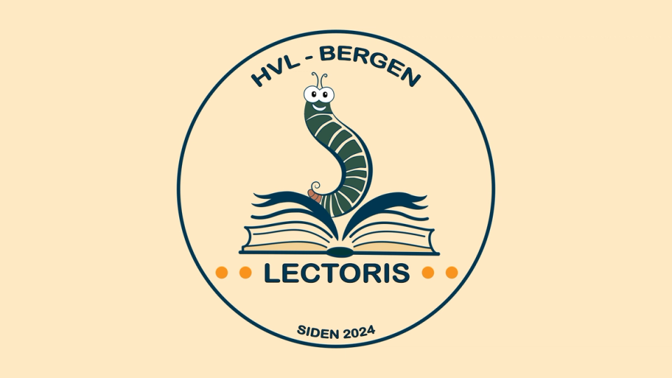 Logo for HVL-Bergen Lectoris med en tegnet grønn bokorm som kommer opp av en åpen bok, omkranset av en sirkel med teksten «HVL - BERGEN» øverst og «SIDEN 2024» nederst.