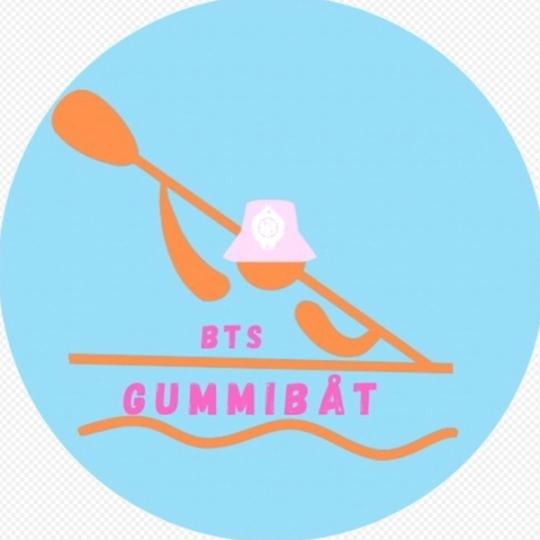 Rund, lyseblå logo med en oransje padleåre, en rosa bøttehatt og teksten «BTS GUMMIBÅT» i rosa over en oransje bølgelinje.