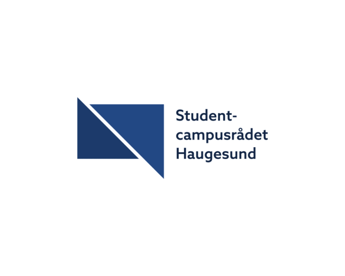 Logo for Studentcampusrådet Haugesund med et blått geometrisk flaggformet symbol til venstre og navnet skrevet i mørk blå tekst til høyre.