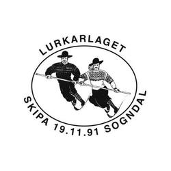 Svart-hvitt logo for Lurkarlaget med to folkedansere i tradisjonelle norske klær som holder en lang lur mellom seg, omgitt av teksten «Lurkarlaget Skipa 19.11.91 Sogndal».
