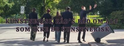 Fem personer i mørke klær går langs en vei, mens én vinker og drar en stor trillekoffert. Over bildet står teksten «Kunstnerisk råd’s råd om alt som ikke er kunstnerisk».