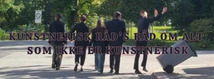 Fem personer i mørke klær går langs en vei, mens én vinker og drar en stor trillekoffert. Over bildet står teksten «Kunstnerisk råd’s råd om alt som ikke er kunstnerisk».