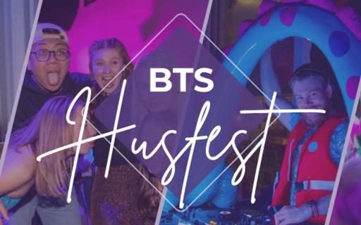 Fargerikt festbilde med glade unge mennesker som danser og poserer foran kamera, med teksten «BTS Husfest» skrevet stort over motivet.