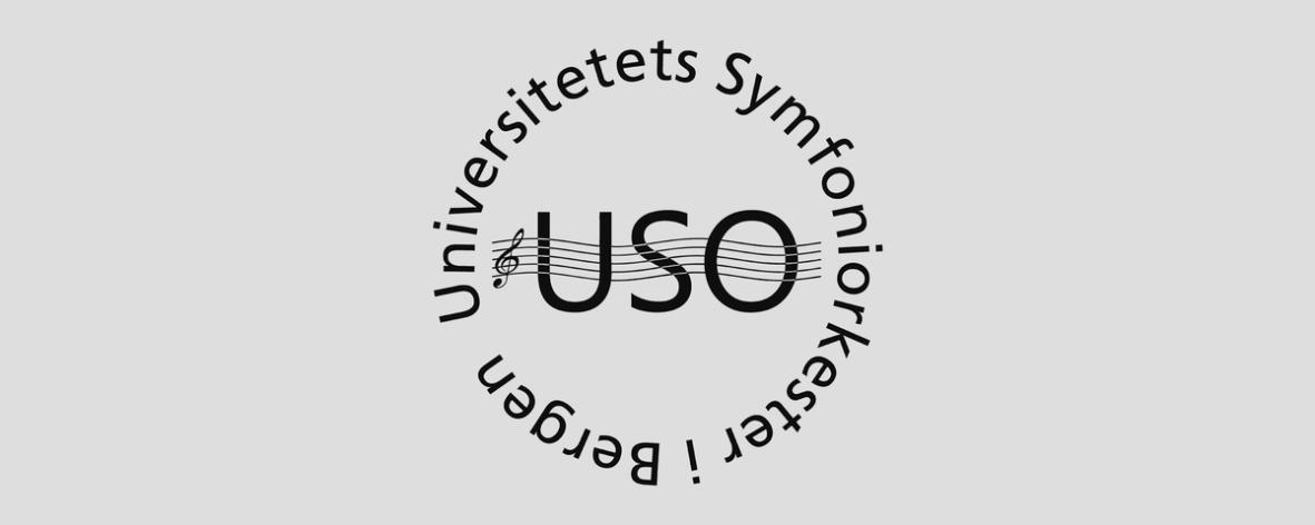 Logoen til Universitets Symfoniorkester i Bergen (USO), med teksten i en sirkel rundt initialene USO og noter i bakgrunnen.