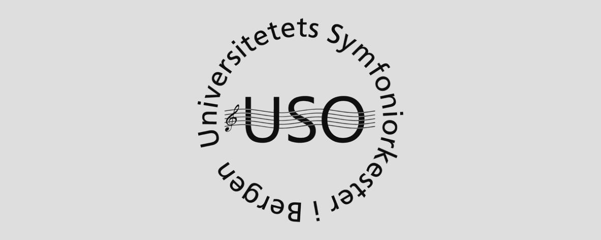 Logoen til Universitets Symfoniorkester i Bergen (USO), med teksten i en sirkel rundt initialene USO og noter i bakgrunnen.