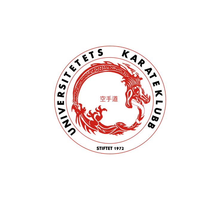 Logoen til Universitetets Karateklubb med en rød, sirkelformet drage rundt japanske tegn i midten og teksten «UNIVERSITETETS KARATEKLUBB» og «STIFTET 1972» i svart rundt kanten.