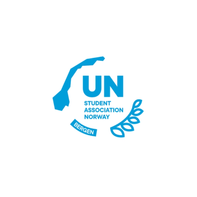 Logo for UN Student Association Norway Bergen, med stilisert kart av Norge til venstre, teksten «UN Student Association Norway» i midten og en olivengren til høyre, samt ordet «Bergen» i en liten bue nederst.