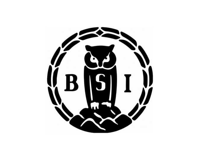 Svart-hvitt logo som viser en stilisert ugle sittende på en stein med bokstavene «B», «S» og «I» rundt seg, innrammet av en sirkel av laurbærblader.