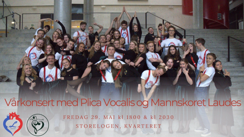 Et stort, livlig kor av unge voksne poserer i flere rekker på en trapp innendørs, noen i hvite T-skjorter med røde bukseseler og andre i svarte antrekk, med teksten «Vårkonsert med Plica Vocalis og Mannskoret Laudes» og konsertinformasjon nederst i bildet.