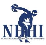 Logoen til NHHI med en stilisert, blå atlet som kaster en ball over de store bokstavene «NHHI» og teksten «NORGES HANDELSHØYSKOLES IDRETTSFORENING» under.