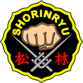 Logo for kampsportstilen Shorin Ryu med en knyttneve i midten, to kryssede sverd under og japanske tegn i rødt på svart bakgrunn med gul kant.