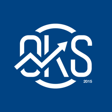 Logo med hvite bokstaver som danner «OKS» på blå bakgrunn, der en stigende pil er integrert i bokstavene og årstallet 2015 står nederst til høyre.