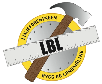 Logo for linjeforeningen LBL med en hammer og en linjal foran en rund gul og grå bakgrunn, og teksten «Linjeforeningen Bygg og Landmåling» rundt kanten.