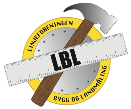 Logo for linjeforeningen LBL med en hammer og en linjal foran en rund gul og grå bakgrunn, og teksten «Linjeforeningen Bygg og Landmåling» rundt kanten.