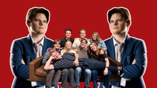 En gruppe unge mennesker sitter tett sammen og smiler på en sofa foran en rød bakgrunn, flankert av to større, speilvendte bilder av en alvorlig ung mann i dress.