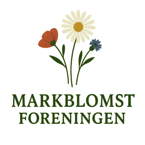 Logo for Markblomstforeningen med illustrasjon av tre markblomster – en rød valmue, en hvit prestekrage og en blå kornblomst – på grønn bakgrunn.