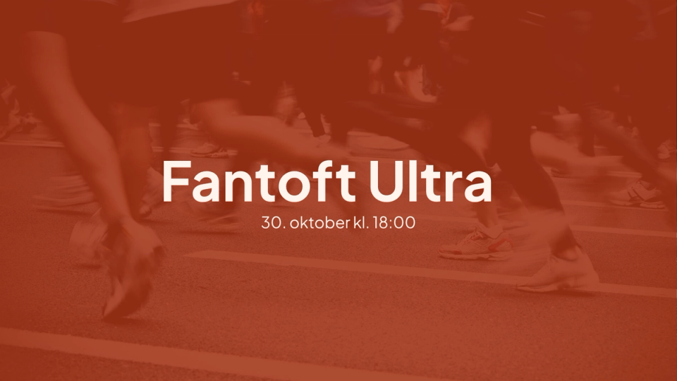 Rødtonet bilde av løpere i et gateløp, med teksten «Fantoft Ultra» og «30. oktober kl. 18:00».