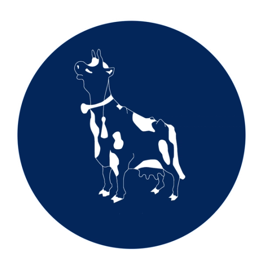 Stilisert hvit ku med flekker og bjelle rundt halsen står i profil mot en mørkeblå, sirkelformet bakgrunn.