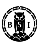 Svart-hvitt emblem med en stilisert ugle på en åpen bok, omgitt av en sirkelformet laurbærkrans og bokstavene B, S og I.