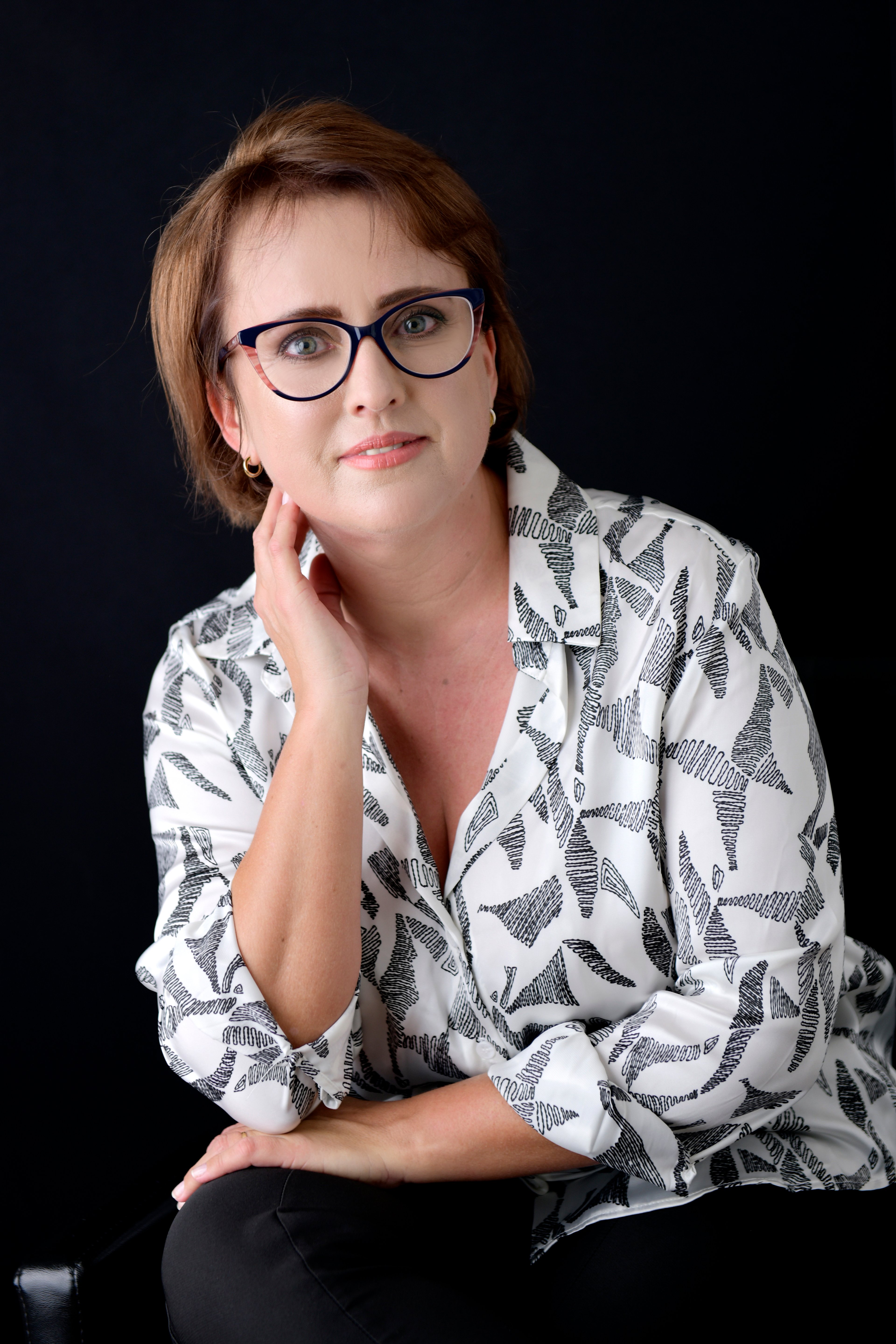 Arquiteta Janete Krueger com um livro, uma de suas maiores paixões