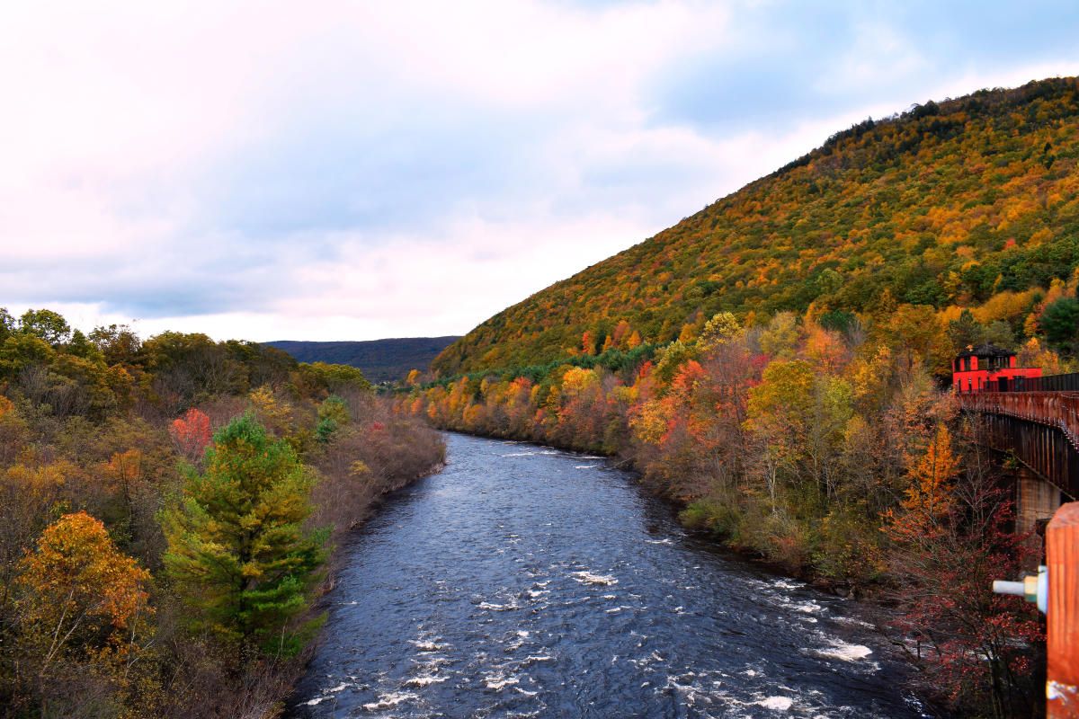 Fall colors and mountain scenery in the Poconos