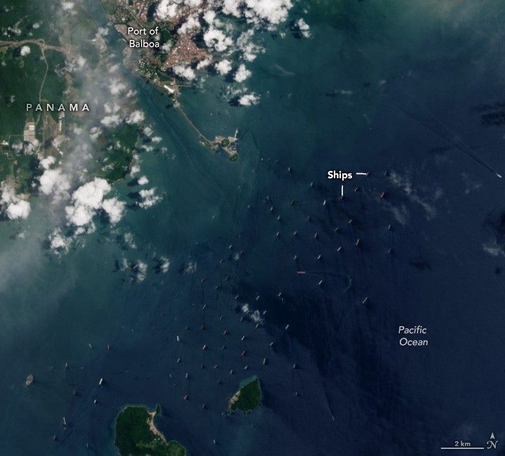Vista satelital de barcos esperando a la entrada del Canal de Panamá, frente al Puerto de Balboa
