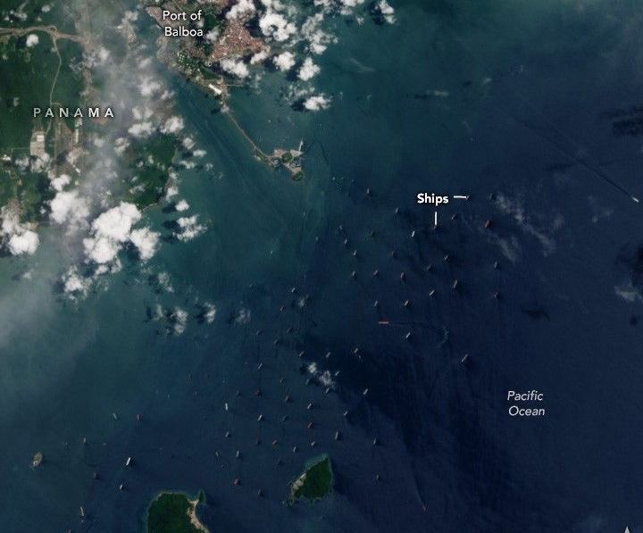 Vista satelital de barcos esperando a la entrada del Canal de Panamá, frente al Puerto de Balboa