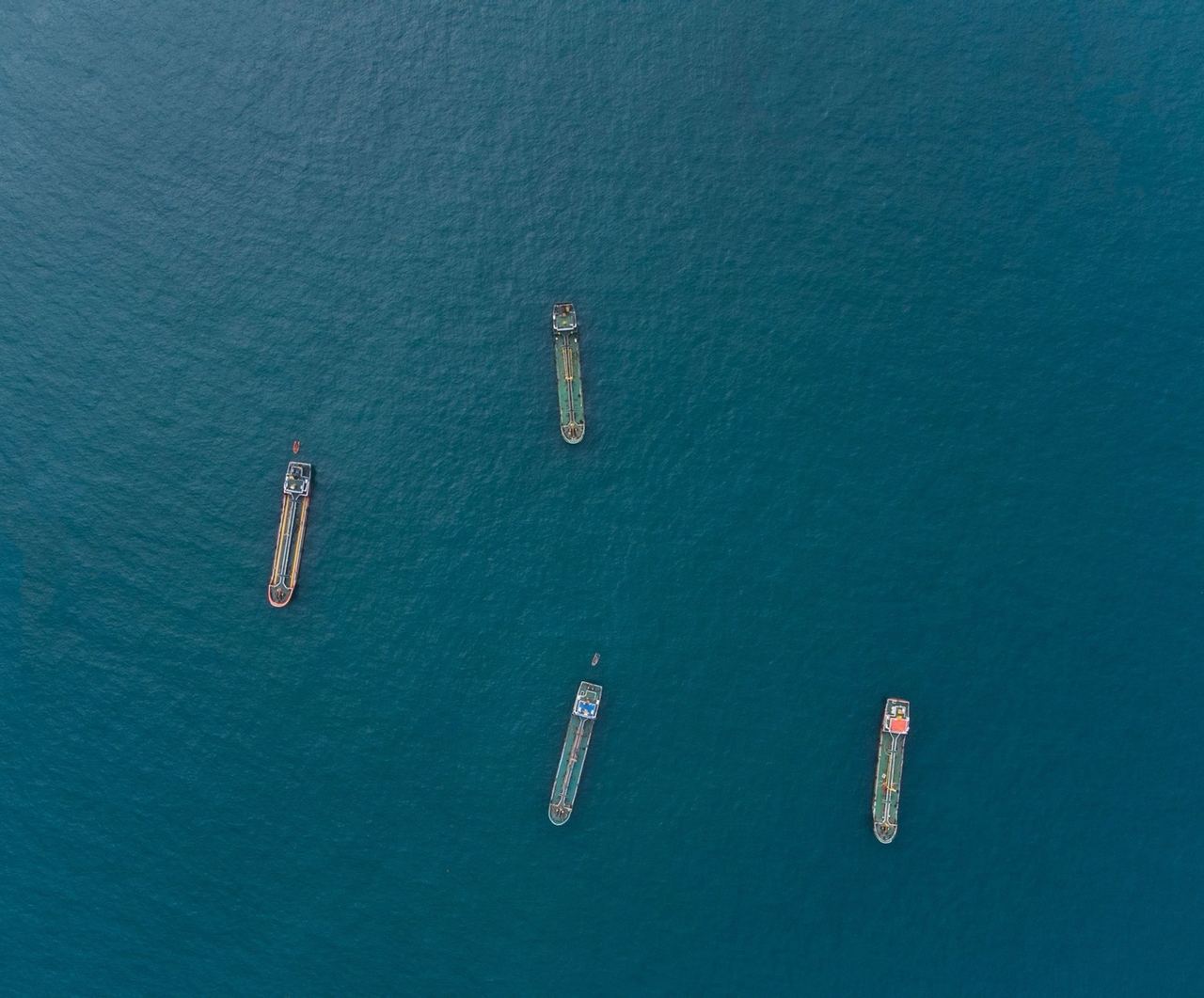 Vista aérea de cuatro buques en mar abierto