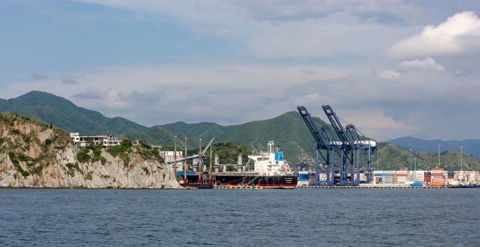 Puerto con grúas de contenedores frente a la costa
